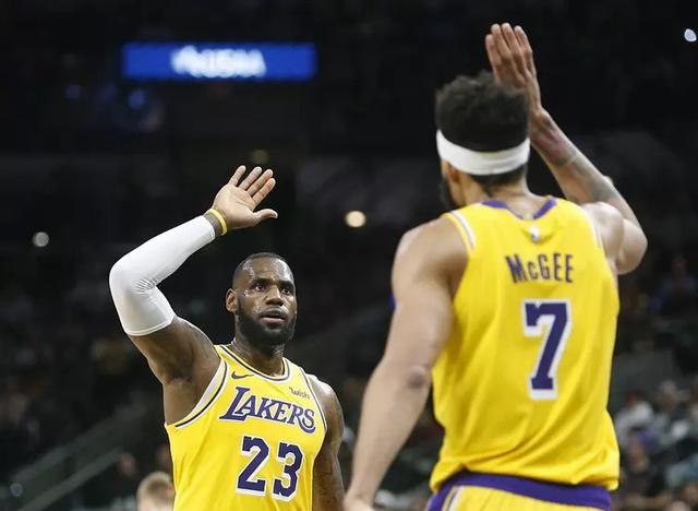  詹姆斯复出砍下30分率队逆转  