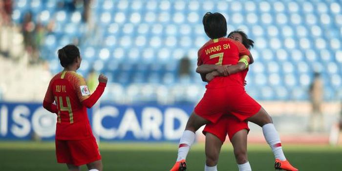 阿森纳女足主帅跨界,临时接手男足训练