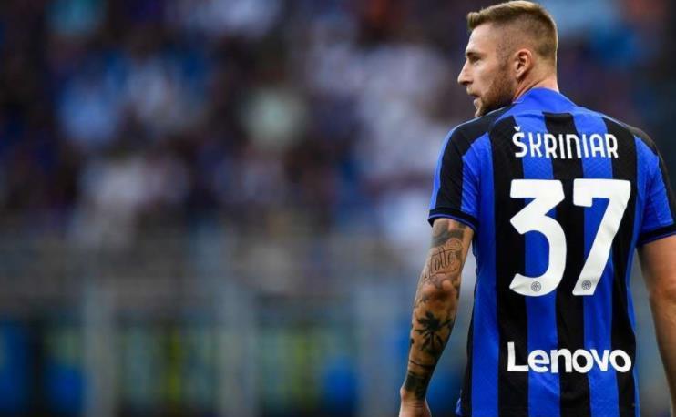 国米中场大将染红,球队陷入被动